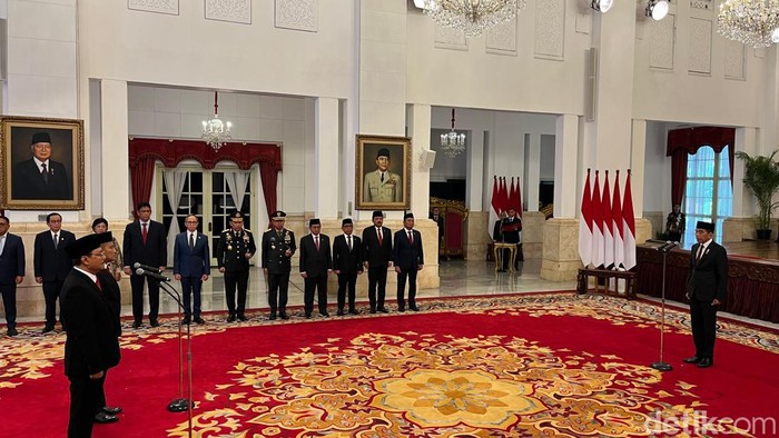 Jokowi Lantik Mensos dan Kepala BNPT