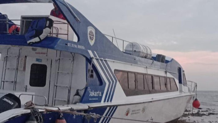 Kapal Dishub DKI Belum Dievakuasi Tunggu Air Pasang