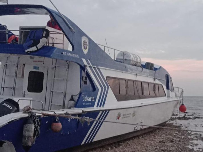 Kapal Dishub DKI Belum Dievakuasi Tunggu Air Pasang
