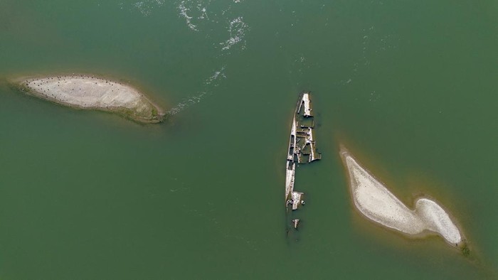 Kapal Perang Nazi yang Dulu Tenggelam, Kini Muncul Lagi ke Permukaan A drone image shows a sunken German warship from World War II, exposed due to low Danube river levels caused by drought and extreme heat, in Prahovo, Serbia, September 5, 2024. REUTERS/Djordje Kojadinovic