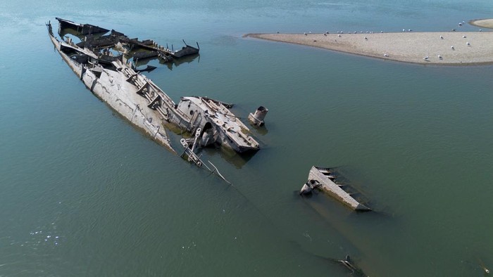 Kapal Perang Nazi yang Dulu Tenggelam, Kini Muncul Lagi ke Permukaan A drone image shows a sunken German warship from World War II, exposed due to low Danube river levels caused by drought and extreme heat, in Prahovo, Serbia, September 5, 2024. REUTERS/Djordje Kojadinovic