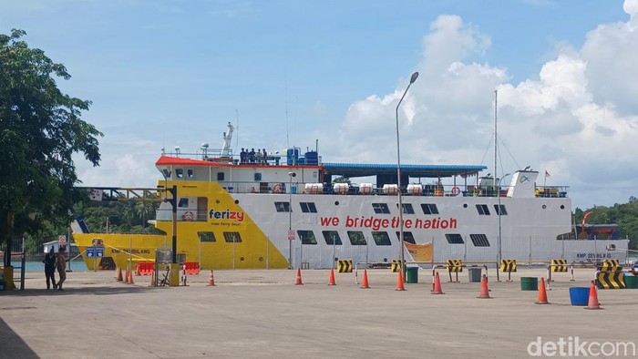 Sejumlah penumpang turun dari kapal Roll on/Roll off (RoRo) di Pelabuhan ASDP Telaga Punggur, Batam, Kepulauan Riau, Minggu (3/12/2023). PT ASDP Cabang Batam menyiapkan sebanyak 20 unit armada kapal penyeberangan tambahan pelayaran antarpulau dan antarprovinsi untuk mengantisipasi lonjakan penumpang menjelang Natal dan Tahun Baru 2024 yang diprediksi naik sebesar lima persen dibandingkan tahun sebelumnya. ANTARA FOTO/Teguh Prihatna/rwa.