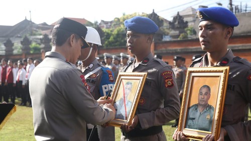 Kapolda Bali Irjen Daniel Adityajaya memecat sembilan anggota Polri dalam upacara pemberhentian dengan tidak hormat di Mapolda Bali, Senin (9/9/2024). (Dok. Polda Bali)