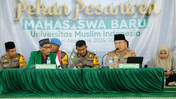 Kapolrestabes Makassar Kombes Mokhamad Ngajib menjadi pemateri dalam Pekan Pesantren Angkatan VII Universitas Muslim Indonesia (UMI).