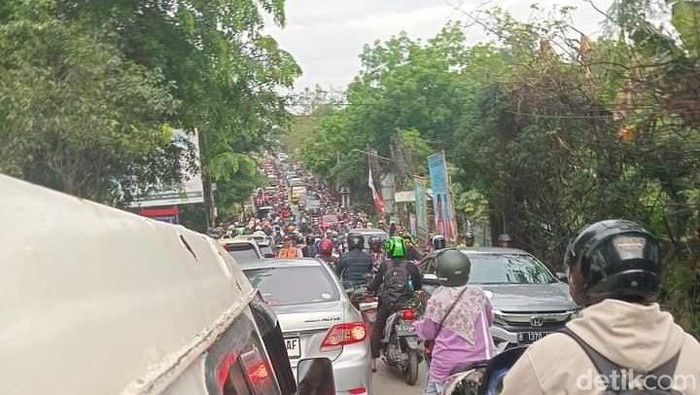 Kawasan Puspiptek, Pamulang, Tangerang Selatan macet pagi ini. (Foto: dok. Niar)