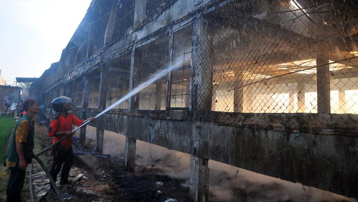 Petugas pemadam kebakaran berusaha memadamkan sisa api yang membakar bangunan peternakan ayam di Desa Hadipolo, Kudus, Jawa Tengah, Rabu (11/9/2024). Sebanyak enam mobil damkar dikerahkan untuk memadamkan kebakaran yang diduga akibat hubungan arus pendek yang menyebabkan sekitar 36.000 ekor ayam mati serta kerugian mencapai miliaran rupiah tersebut. ANTARA FOTO/Yusuf Nugroho/foc.