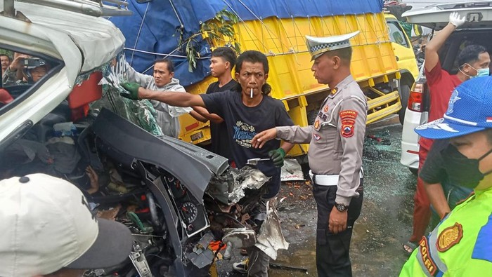 Kondisi truk yang mengalami kecelakaan beruntun hingga menyebabkan dua orang tewas di Jalan Raya Jatilawang-Rawalo, Desa Karanganyar, Kecamatan Jatilawang, Kabupaten Banyumas, Rabu (11/9/2024).