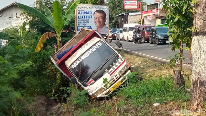 Evakuasi truk muatan pasir masuk saluran air di jalan klaten-Boyolali, Tulung, Klaten, Rabu (11/9/2024).