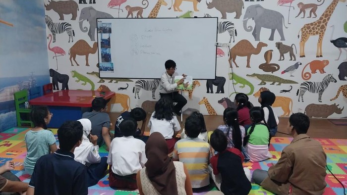 Kegiatan belajar Bisindo dan mendongeng bahasa isyarat. dok. Cerita Teman Tuli.