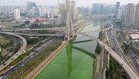 Pemandangan dari drone menunjukkan Sungai Pinheiros berubah menjadi hijau di Sao Paulo, Brasil, Selasa (10/9/2024).  
