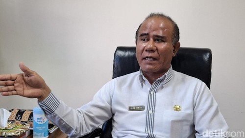 Kepala BKD NTT, Yosep Rasi, saat diwawancarai detikBali di kantornya, Rabu (11/9/2024). (Yufengki Bria/detikBali)