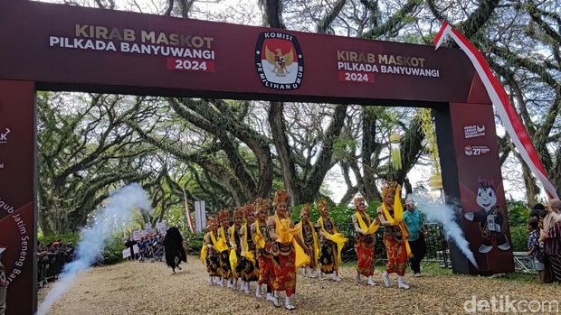 Kirab masko Pilkada Banyuwangi digelar di Hutan De Djawatan.