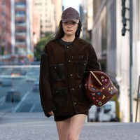 Inilah koleksi busana Coach musim semi 2025 di yang ditampilkan dalam fashion show di New York City. Koleksi Coach Musim Semi 2025 memadukan elemen-elemen penjahitan klasik dan gaun koktail yang terinspirasi dari couture dengan busana-busana yang lebih kasual yang diambil dari budaya alternatif seperti skate, heavy metal, dan new wave. Foto: dok. Coach