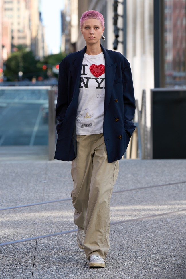 Inilah koleksi busana Coach musim semi 2025 di yang ditampilkan dalam fashion show di New York City. Koleksi Coach Musim Semi 2025 memadukan elemen-elemen penjahitan klasik dan gaun koktail yang terinspirasi dari couture dengan busana-busana yang lebih kasual yang diambil dari budaya alternatif seperti skate, heavy metal, dan new wave. Foto: Dok. Coach.