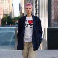 Inilah koleksi busana Coach musim semi 2025 di yang ditampilkan dalam fashion show di New York City. Koleksi Coach Musim Semi 2025 memadukan elemen-elemen penjahitan klasik dan gaun koktail yang terinspirasi dari couture dengan busana-busana yang lebih kasual yang diambil dari budaya alternatif seperti skate, heavy metal, dan new wave. Foto: Dok. Coach.