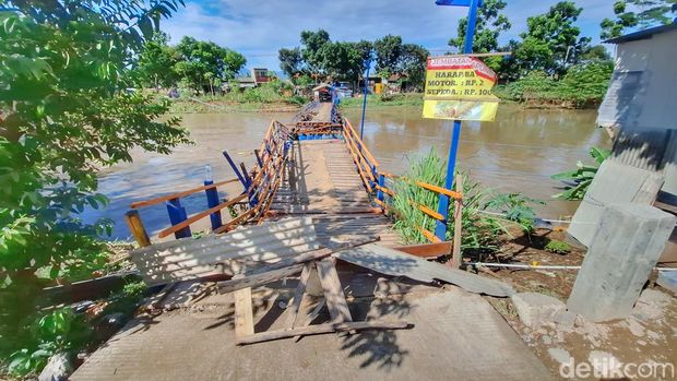 Kondisi jembatan apung penghubung dua kecamatan ambruk.