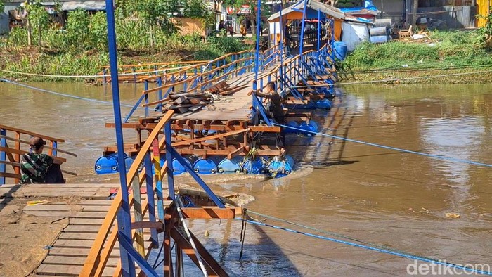 Kondisi jembatan apung penghubung dua kecamatan ambruk.