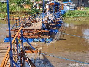 Jembatan Apung Bojongsoang-Baleendah Ambruk Disapu Citarum