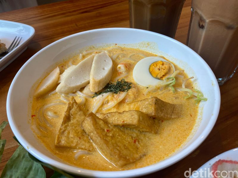 Laksa ini punya topping komplet dengan kuah gurih creamy.