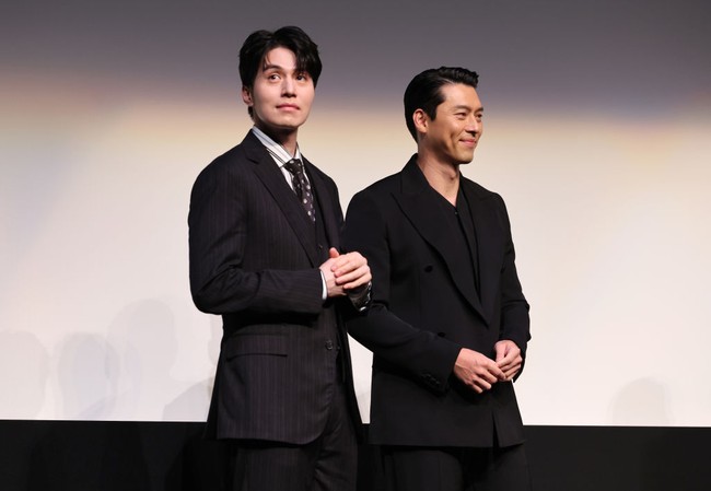 Lee Dong Wook dan Hyun Bin kerap dijuluki ahjussi rasa oppa karena meskipun sudah berusia 40 tahun ke atas keduanya masih tetap memesona bak pria muda. Ahjussi dalam bahasa Korea merupakan sebutan untuk pria yang sudah berusia 35 tahun ke atas.  Foto: Getty Images/Brian de Rivera Simon