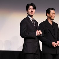 Lee Dong Wook dan Hyun Bin kerap dijuluki ahjussi rasa oppa karena meskipun sudah berusia 40 tahun ke atas keduanya masih tetap memesona bak pria muda. Ahjussi dalam bahasa Korea merupakan sebutan untuk pria yang sudah berusia 35 tahun ke atas.  Foto: Getty Images/Brian de Rivera Simon