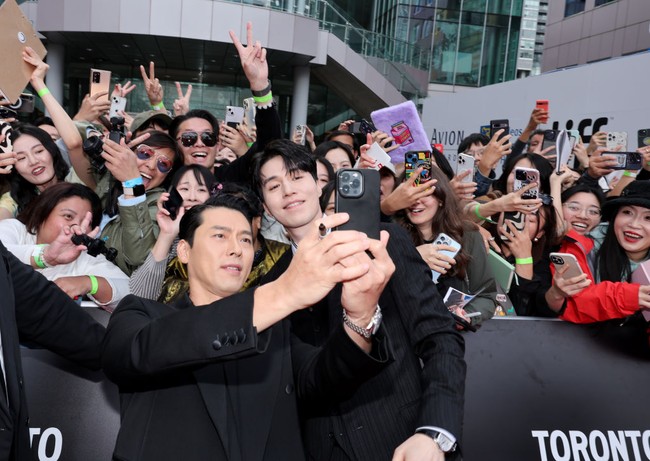 Hyun Bin dan Lee Dong Wook membuat heboh karpet merah premier Harbin di Toronto International Film Festival 2024 karena keduanya tak segan untuk foto bersama penggemar. Tampak aktor yang sama-sama sudah berusia kepala empat itu melayani permintaan selfie penggemar. Foto: Getty Images/Brian de Rivera Simon