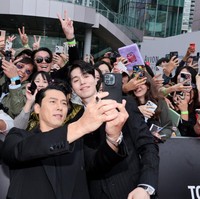 Hyun Bin dan Lee Dong Wook membuat heboh karpet merah premier Harbin di Toronto International Film Festival 2024 karena keduanya tak segan untuk foto bersama penggemar. Tampak aktor yang sama-sama sudah berusia kepala empat itu melayani permintaan selfie penggemar. Foto: Getty Images/Brian de Rivera Simon