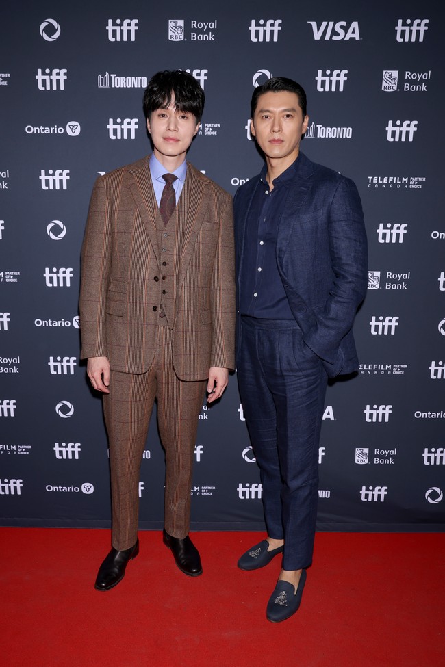 Saat premier Harbin di Toronto, Lee Dong Wook dan Hyun Bin kerap menampilkan momen bromance yang menggemaskan. Foto: Getty Images/Brian de Rivera Simon