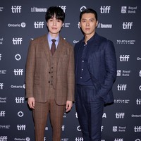 Saat premier Harbin di Toronto, Lee Dong Wook dan Hyun Bin kerap menampilkan momen bromance yang menggemaskan. Foto: Getty Images/Brian de Rivera Simon