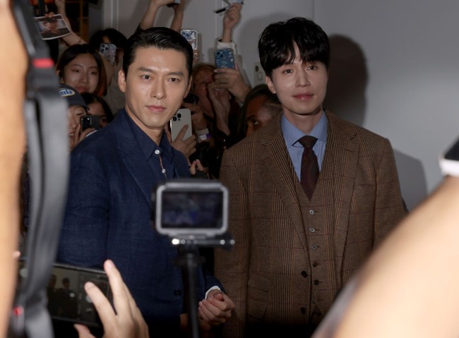 Lee Dong Wook dan Hyun Bin terbang ke Toronto, Kanada dari Seoul untuk menghadiri premier film Harbin di Toronto International Film Festival 2024. Harbin merupakan film terbaru dua aktor tampan tersebut. Foto: Getty Images/Brian de Rivera Simon