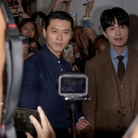 Lee Dong Wook dan Hyun Bin terbang ke Toronto, Kanada dari Seoul untuk menghadiri premier film Harbin di Toronto International Film Festival 2024. Harbin merupakan film terbaru dua aktor tampan tersebut. Foto: Getty Images/Brian de Rivera Simon