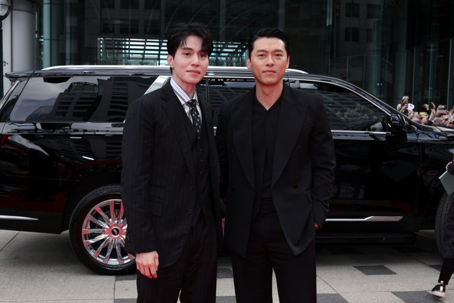 Hyun Bin dan Lee Dong Wook tampil memesona saat premier Harbin di Toronto International Film Festival 2024. Keduanya sama-sama mengenakan jas hitam yang membuat ketampanan mereka semakin terpancar. Foto: Getty Images/Brian de Rivera Simon