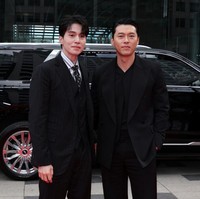Hyun Bin dan Lee Dong Wook tampil memesona saat premier Harbin di Toronto International Film Festival 2024. Keduanya sama-sama mengenakan jas hitam yang membuat ketampanan mereka semakin terpancar. Foto: Getty Images/Brian de Rivera Simon