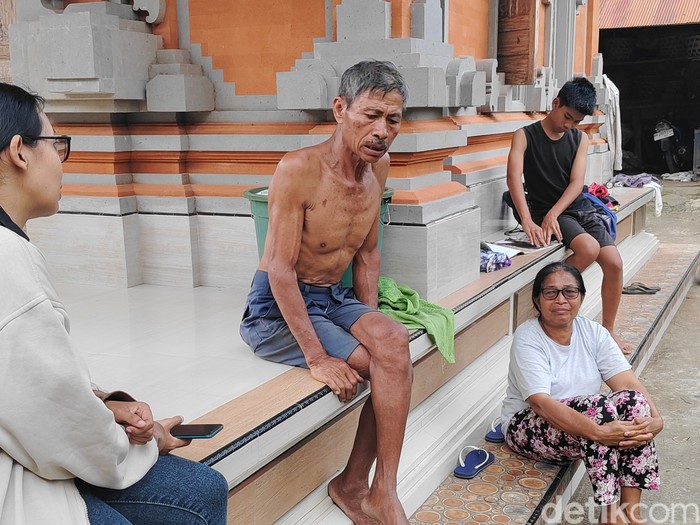 Made Klemeng, ayah terdakwa Nyoman Sukena, saat ditemui di rumahnya di Banjar Karang Dalem, Desa Bongkasa Pertiwi, Badung, Selasa (10/9/2024). (Agus Eka/detikBali)