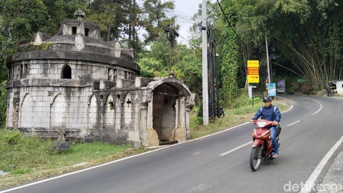 Makam bergaya Eropa di pinggir jalan Cigugur, Kuningan