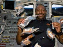 Makanan di Luar Angkasa Disebut Hambar Rasanya, Ini Penyebabnya