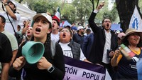 Demonstran memasuki gedung Senat di Mexico City saat proposal reformasi peradilan yang sangat diperdebatkan sedang dibahas. Warga menentang reformasi peradilan kontroversial yang akan memilih hakim melalui pemungutan suara umum.  