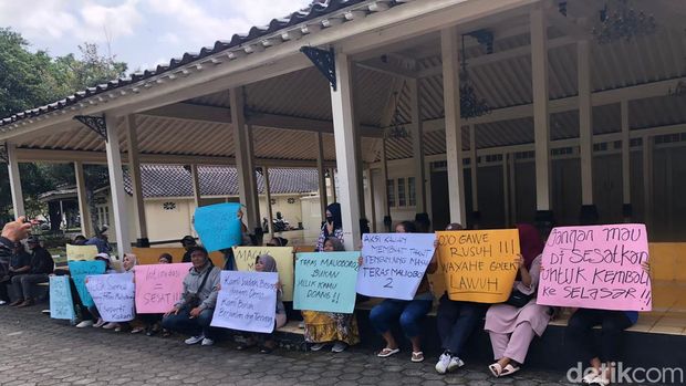 Massa pedagang Teras Malioboro 2 pro relokasi gelar aksi di Kompleks Kepatihan Jogja, Rabu (11/9/2024).