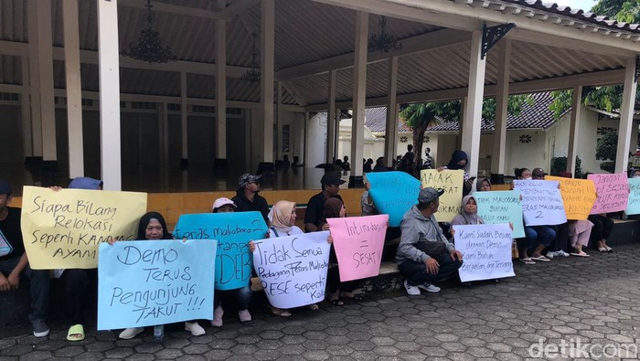 Massa pedagang Teras Malioboro 2 pro relokasi gelar aksi di Kompleks Kepatihan Jogja, Rabu (11/9/2024).