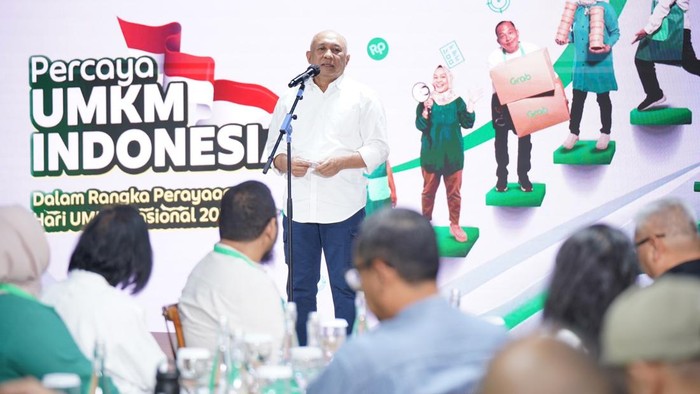 Mendukung Digitalisasi untuk UMKM Indonesia Menteri Koperasi dan Usaha Kecil dan Menengah Indonesia, Teten Masduki bersama
Country Managing Director, Grab Indonesia, Neneng Goesnadi berbincang dengan Siska Ria Yunita, Owner Agung Sayur, yang memiliki usaha di bidang sayur mayur dalam acara peringatan Hari UMKM Nasional bertajuk “Percaya UMKM Indonesia” di Jakarta.