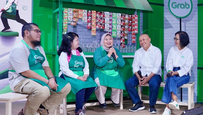 Menteri Koperasi dan Usaha Kecil dan Menengah Indonesia, Teten Masduki bersama 
Country Managing Director, Grab Indonesia, Neneng Goesnadi berbincang dengan Siska Ria Yunita, Owner Agung Sayur, yang memiliki usaha di bidang sayur mayur dalam acara peringatan Hari UMKM Nasional bertajuk “Percaya UMKM Indonesia” di Jakarta.