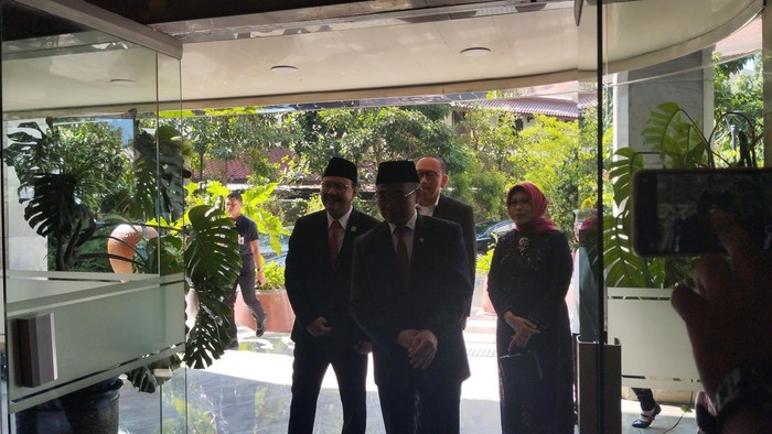 Menko PMK Muhadjir Effendy dan Mensos Saifullah Yusuf atau Gus Ipul di Gedung Kemensos.