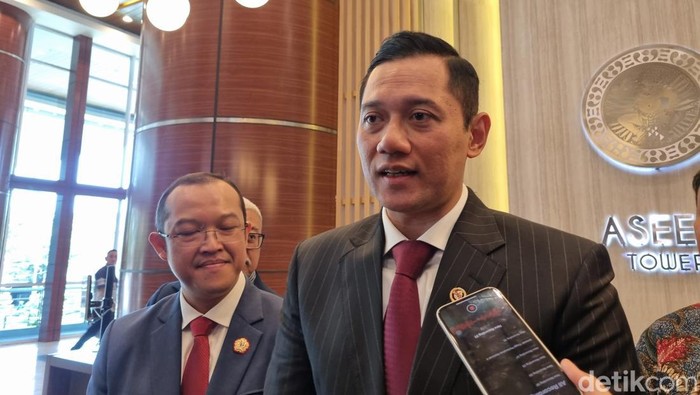 Menteri ATR/Kepala BPN Agus Harimurti Yudhyono saat berkunjung ke Surabaya.