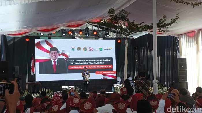 Menteri PDTT Halim Iskandar meresmikan PT LKM Artha Desa di Kepanjen, Kabupaten Malang.