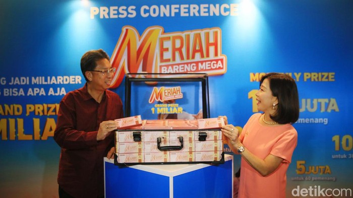 Direktur Utama Bank Mega Kostaman Thayib (kiri), Wakil Direktur Utama Bank Mega Diza Larentie (kanan) ditengah-tengah peluncuran Program Undian Meriah Bareng Mega periode 1 September 2024 sampai dengan 31 Maret 2025 yang mengusung tema 'Gampang Jadi Miliarder Yang Bisa Apa Aja' di Menara Bank Mega, Jakarta, Rabu (11/9/2024).