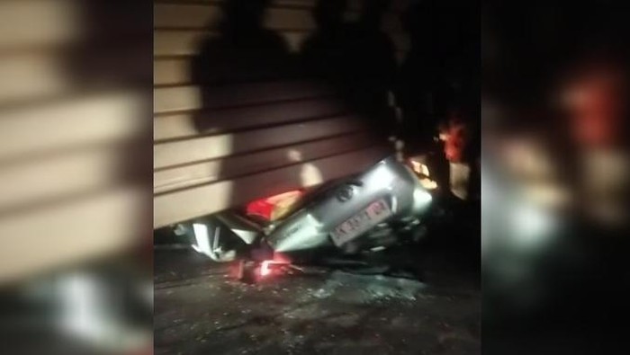 Mobil terjepit peti kemas dari kontainer yang terlepas di jalan tanjakan wilayah Jalinsum Asahan.