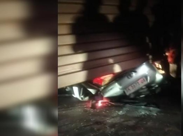 Mobil terjepit peti kemas dari kontainer yang terlepas di jalan tanjakan wilayah Jalinsum Asahan.
