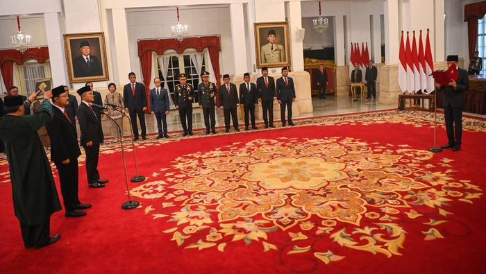 Momen Jokowi Lantik Mensos dan Kepala BNPT Baru Saifullah Yusuf (kiri) dan Irjen Pol Eddy Hartono (kanan) mengucapkan sumpah jabatan saat dilantik menjadi Menteri Sosial dan Kepala Badan Nasional Penanggulangan Teroris (BNPT) oleh Presiden Joko Widodo di Istana Negara, Jakarta, Rabu (11/9/2024). Saifullah alias Gus Ipul menggantikan Mensos sebelumnya Tri Rismaharini yang mundur usai mendaftar sebagai Calon Gubernur Jawa Timur, sementara Eddy Hartono menggantikan kepala BNPT sebelumnya, Komjen Pol Rycko Amelza. ANTARA FOTO/Sigid Kurniawan/app/foc.
