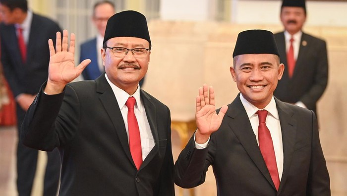 Saifullah Yusuf (kiri) dan Irjen Pol Eddy Hartono (kanan) mengucapkan sumpah jabatan saat dilantik menjadi Menteri Sosial dan Kepala Badan Nasional Penanggulangan Teroris (BNPT) oleh Presiden Joko Widodo di Istana Negara, Jakarta, Rabu (11/9/2024). Saifullah alias Gus Ipul menggantikan Mensos sebelumnya Tri Rismaharini yang mundur usai mendaftar sebagai Calon Gubernur Jawa Timur, sementara  Eddy Hartono menggantikan kepala BNPT sebelumnya, Komjen Pol Rycko Amelza. ANTARA FOTO/Sigid Kurniawan/app/foc.