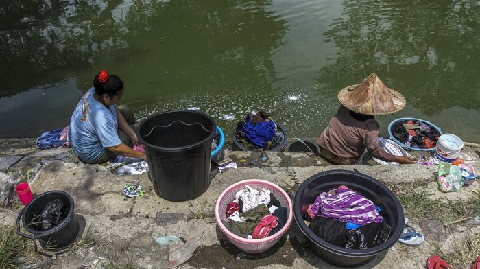 Musim Kemarau, Warga Serang Cucian Baju di Saluran Irigasi Warga mencuci pakaian menggunakan air dari saluran irigasi di Kecamatan Kasemen, Kota Serang, Banten, Rabu (11/9/2024). Menurut penuturan warga setempat, mereka memanfaatkan air dari saluran irigasi saat musim kemarau jika volume airnya mencukupi untuk mencuci pakaian, sementara untuk kebutuhan minum dan memasak warga menggunakan sisa air sumur, membeli air atau dengan bantuan distribusi air bersih. ANTARA FOTO/Angga Budhiyanto/gp/foc.